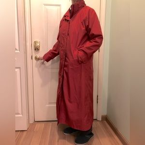LL BEAN Raincoat, XL cool red, full zipper and snaps w/ detachable hood.